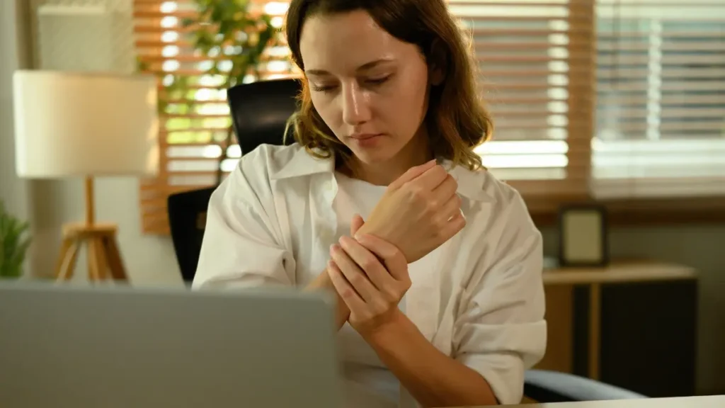Neuropathy symptoms and natural support methods for nerve health and pain management